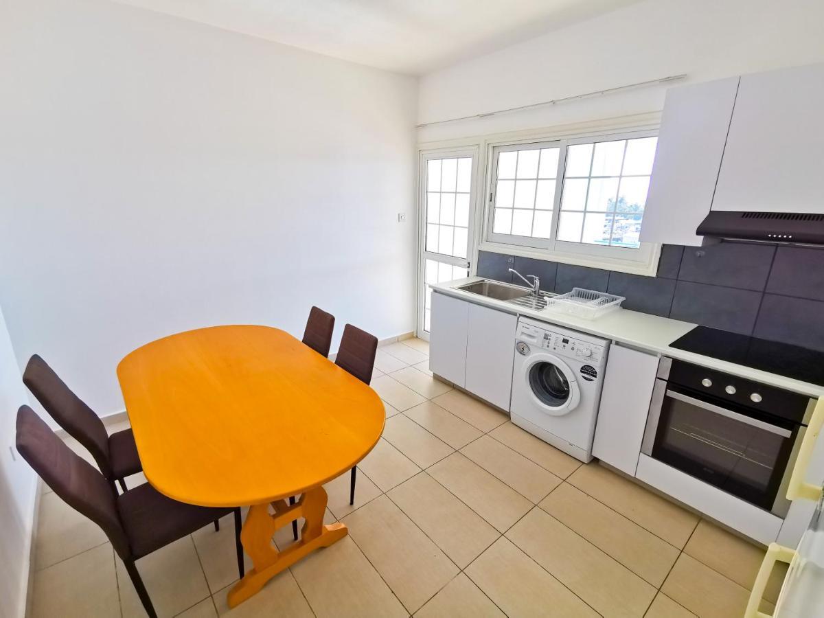 Off Course Seaview Apartment Ларнака Екстер'єр фото